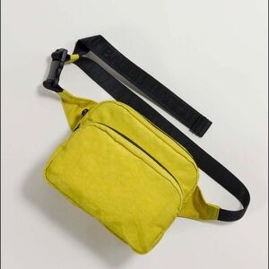BAGGU Fanny Pack in colour Sour